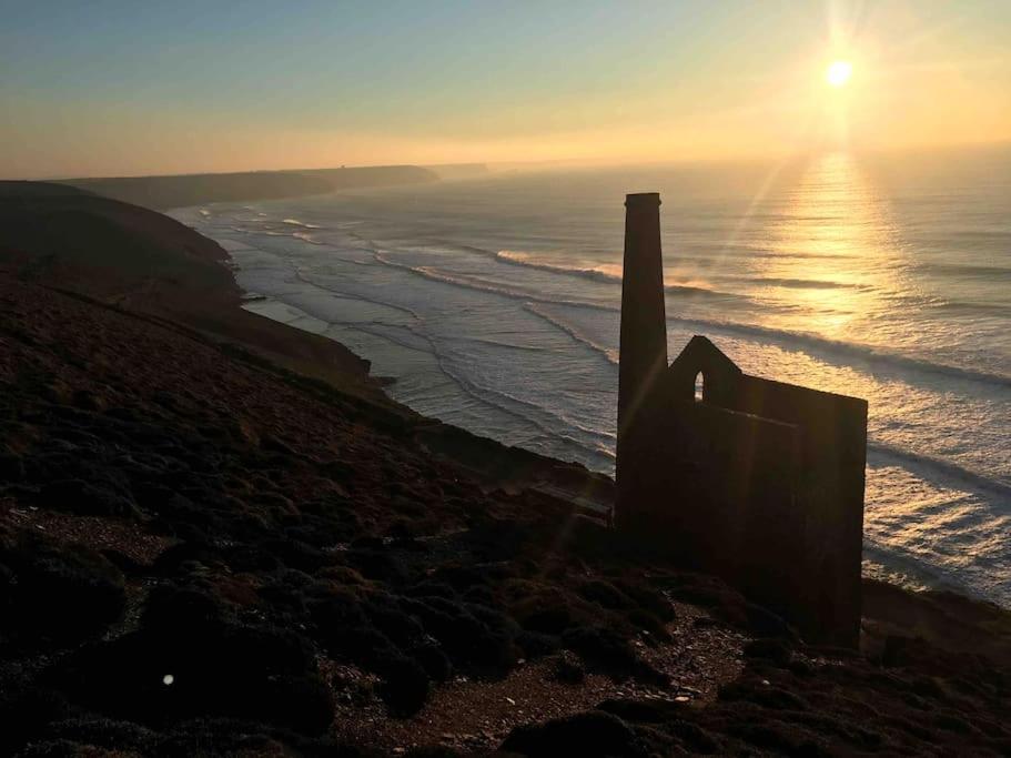 St Agnes Perfect Location, Hot Tub, Sea Views, Gym Apartment Bagian luar foto